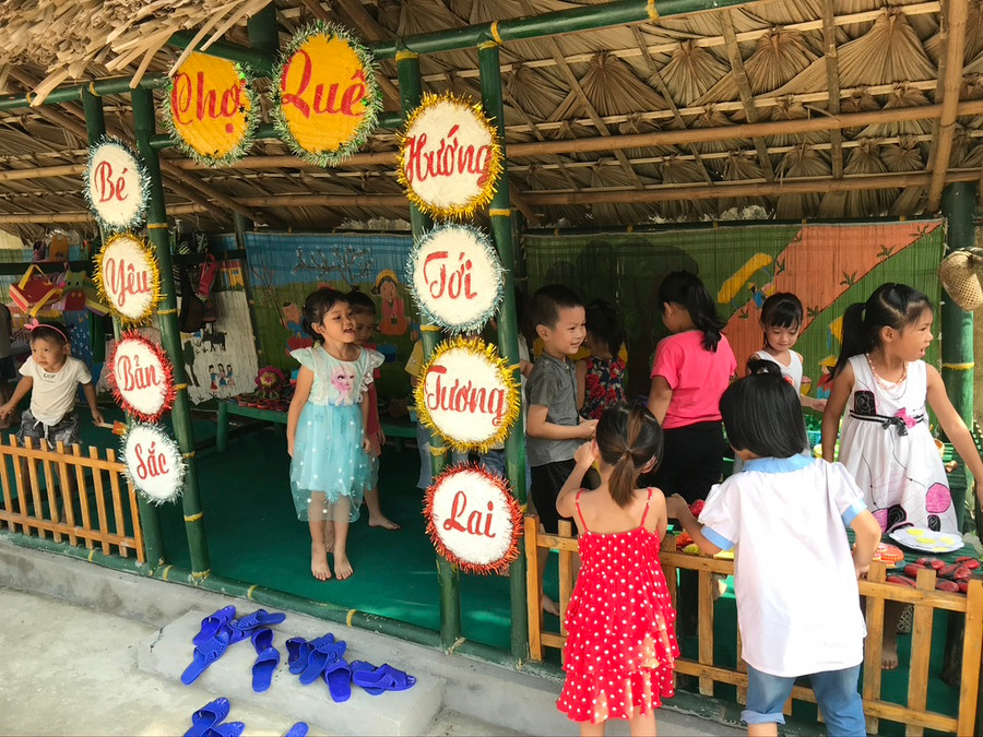 Phiên chợ quê của trẻ mầm non xã đặc biệt khó khăn Hồng Ca, huyện Trấn Yên, tỉnh Yên Bái. Phiên chợ quê của trẻ mầm non xã đặc biệt khó khăn Hồng Ca, huyện Trấn Yên, tỉnh Yên Bái.