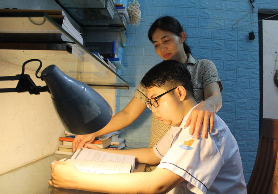 Với cậu học trò xứ Thanh, mẹ luôn là người ở bên quan tâm, động viên trong thời khắc em vật lộn, chiến đấu với bệnh tật.