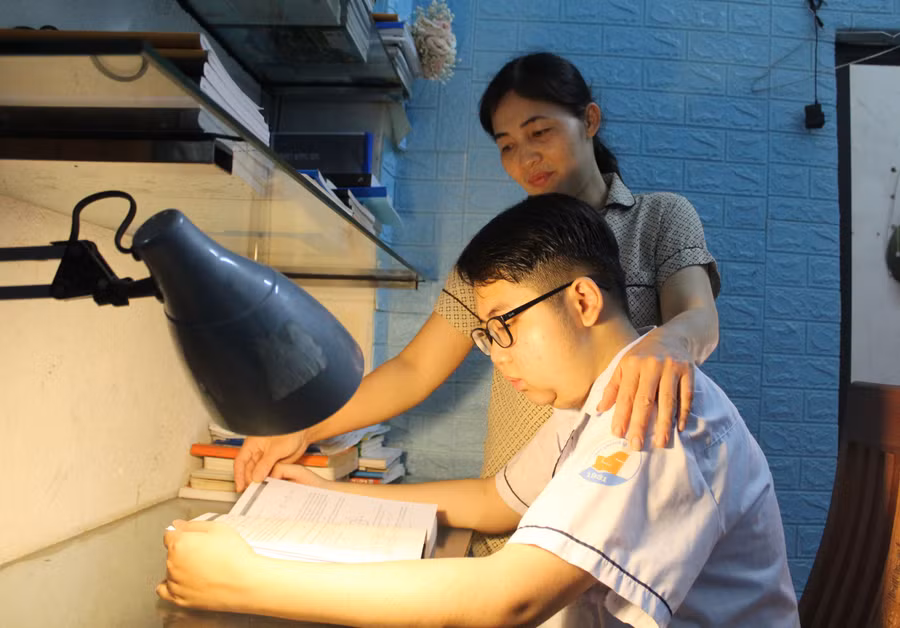 Với cậu học trò xứ Thanh, mẹ luôn là người ở bên quan tâm, động viên trong thời khắc em vật lộn, chiến đấu với bệnh tật.