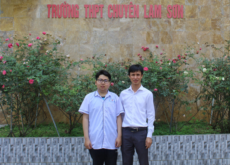 Nhật Minh và thầy giáo chủ nhiệm Nguyễn Bá Tư, Trường THPT chuyên Lam Sơn. Nhật Minh và thầy giáo chủ nhiệm Nguyễn Bá Tư, Trường THPT chuyên Lam Sơn.