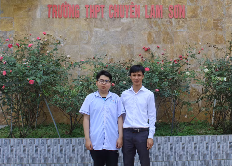 Nhật Minh và thầy giáo chủ nhiệm Nguyễn Bá Tư, Trường THPT chuyên Lam Sơn.