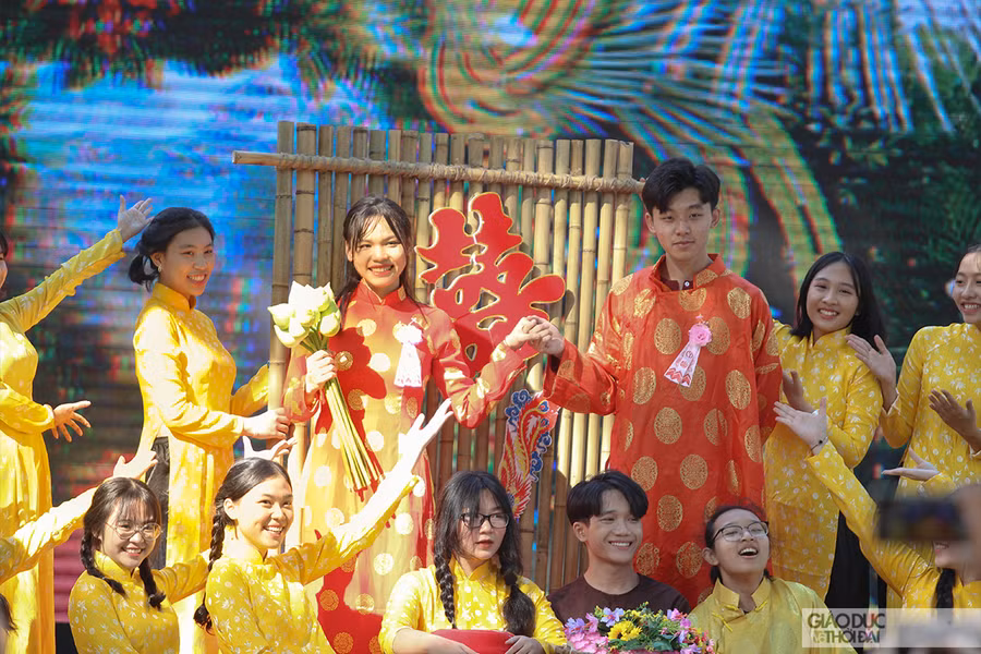 Học sinh tái hiện trên sân khấu lễ rước dâu mang đậm bản sắc của vùng Đồng bằng sông Cửu Long