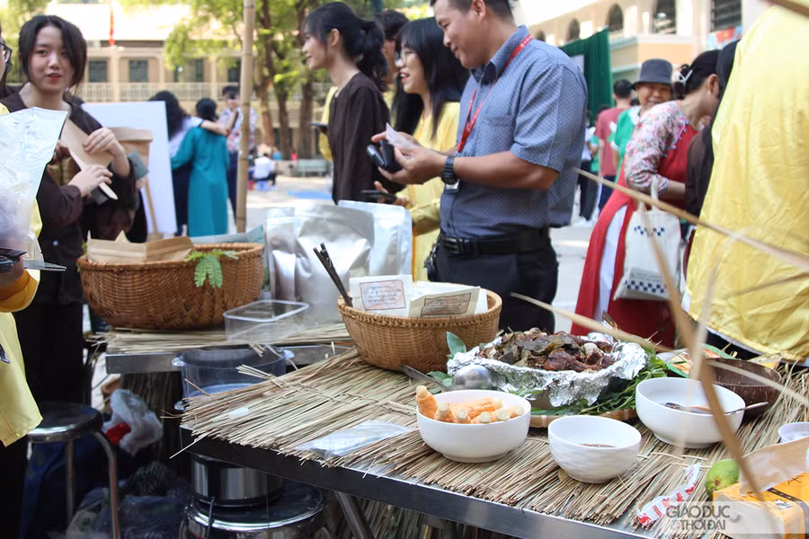 Những món ăn đặc trưng của vùng đồng bằng sông Cửu Long được học sinh gửi đến thầy cô và khách tham quan