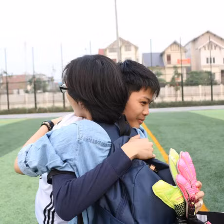 9X bat xe tu Bac Ninh ra Ha Noi noi chuyen voi Tay de hoc tieng Anh - Anh 5