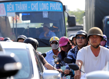 Kẹt xe từ sáng đến trưa tại cửa ngõ sân bay Tân Sơn Nhất - Ảnh 5 Ket xe tu sang den trua tai cua ngo san bay Tan Son Nhat - Anh 5