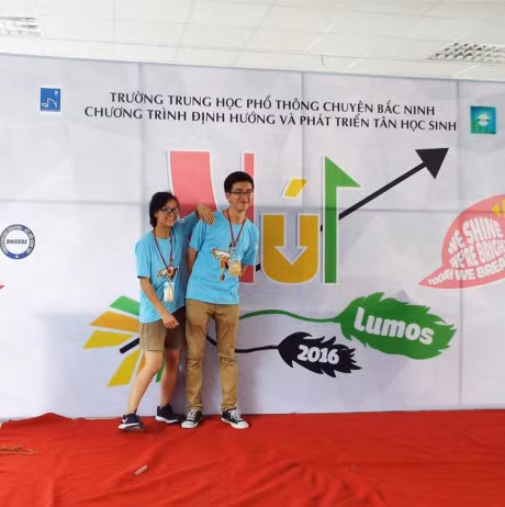 9X bat xe tu Bac Ninh ra Ha Noi noi chuyen voi Tay de hoc tieng Anh - Anh 7