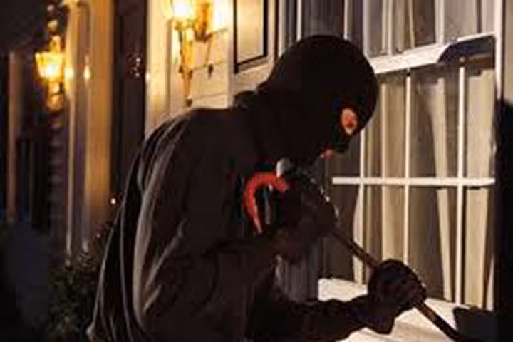 Tên trộm chạy mất dép trước nữ chủ nhà