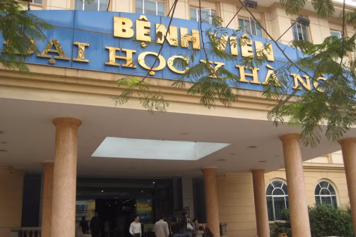 Côn đồ lao vào Bệnh viện Đại học Y Hà Nội chém cổ bệnh nhân