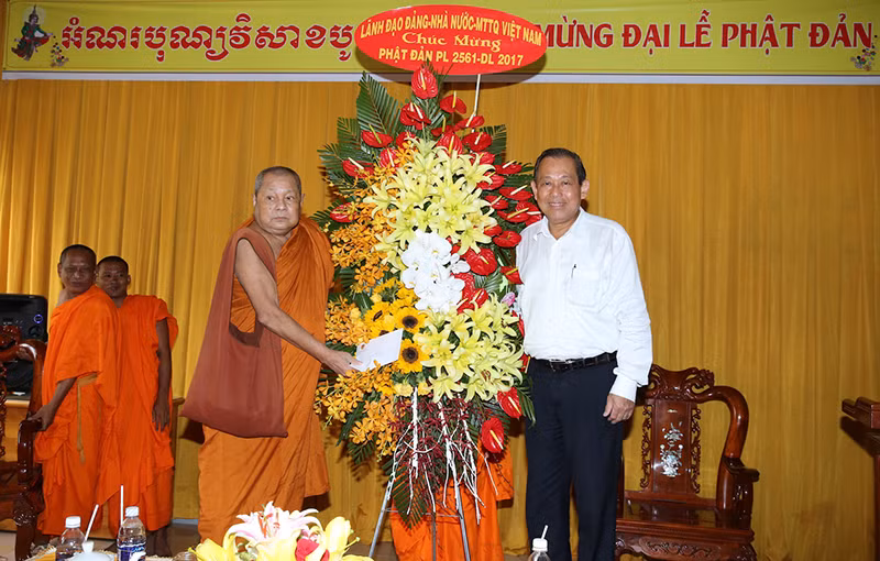 Phó Thủ tướng Trương Hòa Bình thăm, chúc mừng Lễ Phật đản tại Học viện Phật giáo Khmer Nam Tông. Ảnh: VGP/Lê Sơn