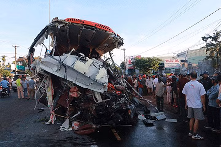 Xe tải lao điên cuồng, đâm gãy barie trạm thu phí trước khi đâm xe khách