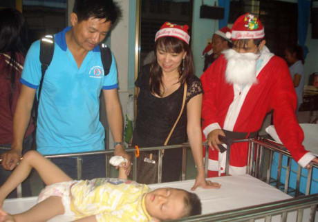 Xúc động cuộc đời từ trẻ bụi đời thành bác sĩ - Ảnh 1 Xuc dong cuoc doi tu tre bui doi thanh bac si - Anh 1
