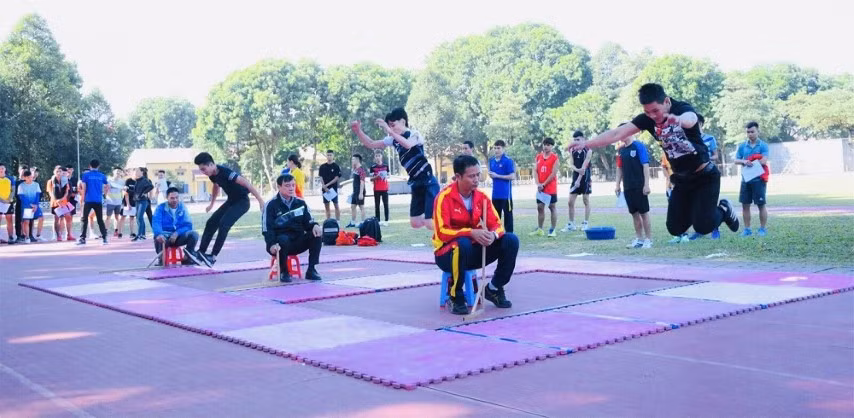Thí sinh thi năng khiếu nội dung bật xa tại Trường ĐH Thể dục thể thao Bắc Ninh năm 2020. Ảnh: NTCC