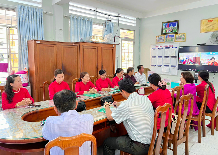 CBQL và GV lớp 5 tham dự hội thảo. CBQL và GV lớp 5 tham dự hội thảo.