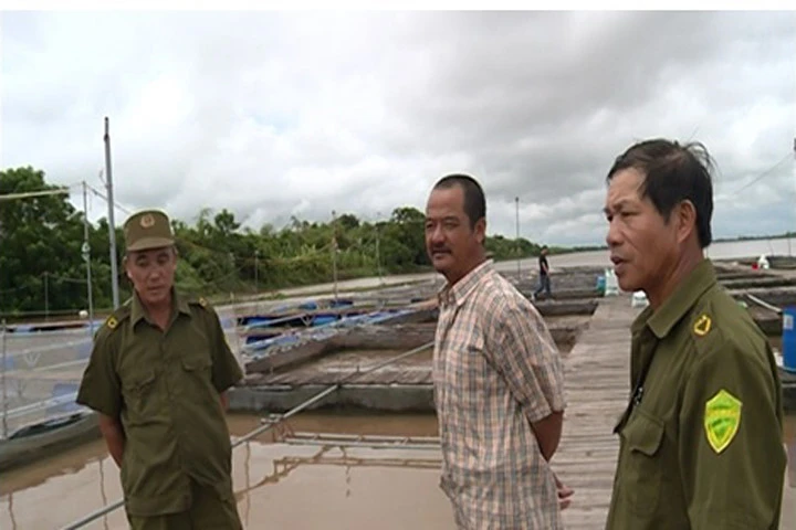 Lực lượng Công an xã Vũ Đoài đến thăm hỏi mô hình làm giàu của ông Phạm Đình Chiểu. Ảnh CA Tỉnh Thái Bình