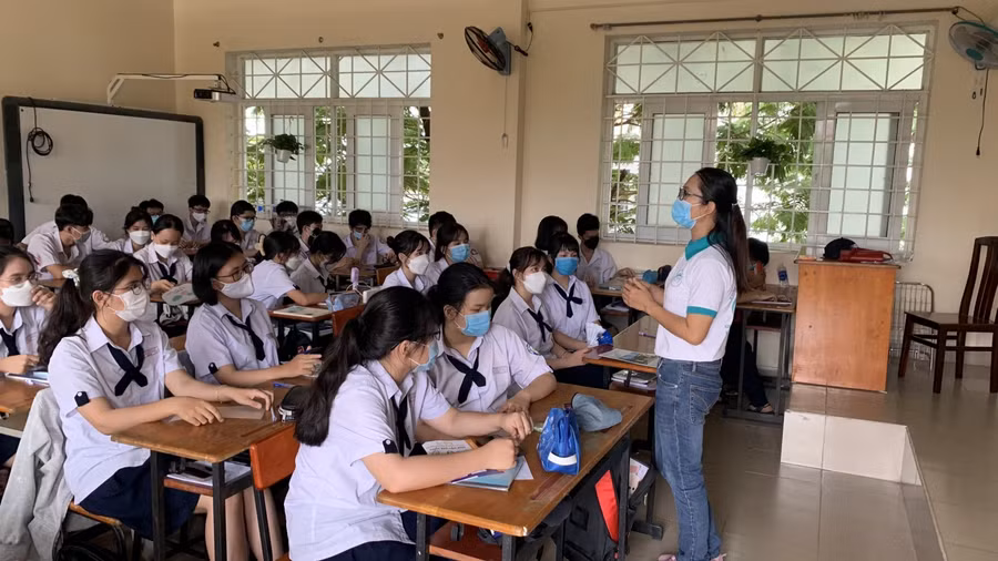 Phân hiệu Học viện Phụ nữ Việt Nam thực hiện công tác tư vấn tuyển sinh tại Trường THPT Hiệp Bình.