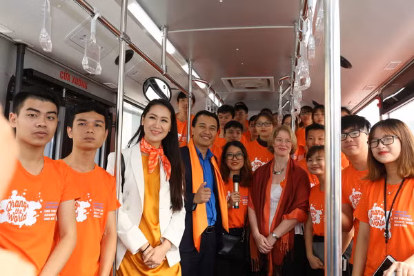 Hoa hậu Phụ nữ toàn thế giới 2018 Dương Thùy Linh (thứ 3 từ trái sang) và các tình nguyện viên tham gia chiến dịch tuyên truyền về bình đẳng giới tại Việt Nam.