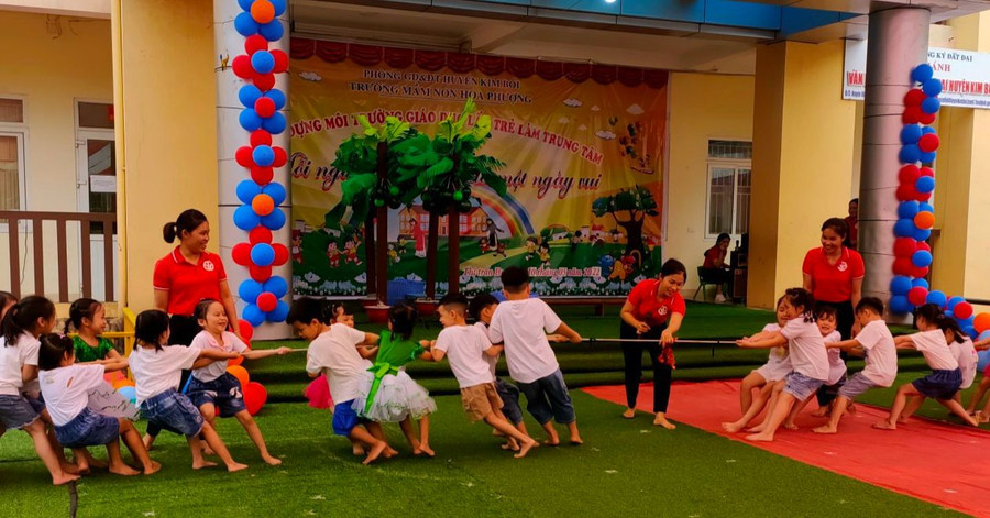 Cô – trò Trường Mầm non Hoa Phượng (Kim Bôi, Hòa Bình). Ảnh: NVCC