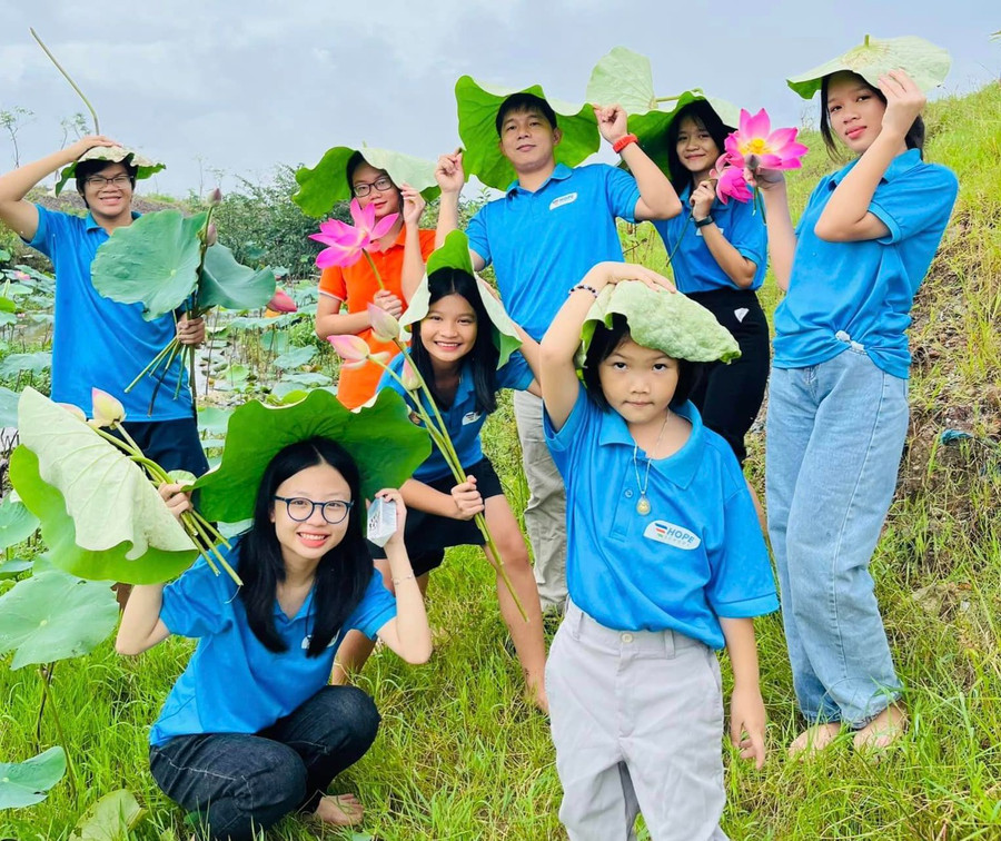 Anh Hoàng Quốc Quyền (đứng giữa, hàng sau) cùng những học sinh Trường Hy vọng trong một hoạt động ngoại khóa. Anh Hoàng Quốc Quyền (đứng giữa, hàng sau) cùng những học sinh Trường Hy vọng trong một hoạt động ngoại khóa.