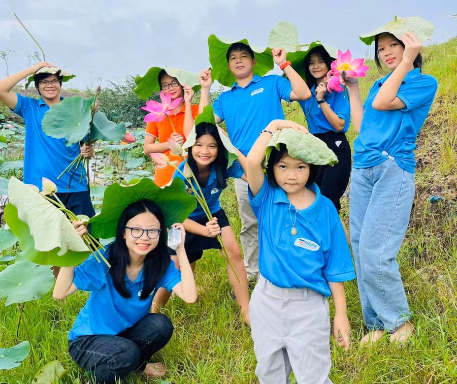 Anh Hoàng Quốc Quyền (đứng giữa, hàng sau) cùng những học sinh Trường Hy vọng trong một hoạt động ngoại khóa.