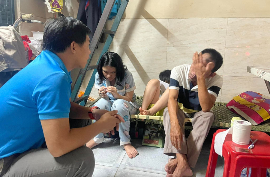 Anh Hoàng Quốc Quyền trò chuyện cùng với bố của 3 em học sinh về kế hoạch đón các em vào Trường nội trú Hy vọng (Đà Nẵng) sau Tết Nguyên đán 2023. Anh Hoàng Quốc Quyền trò chuyện cùng với bố của 3 em học sinh về kế hoạch đón các em vào Trường nội trú Hy vọng (Đà Nẵng) sau Tết Nguyên đán 2023.