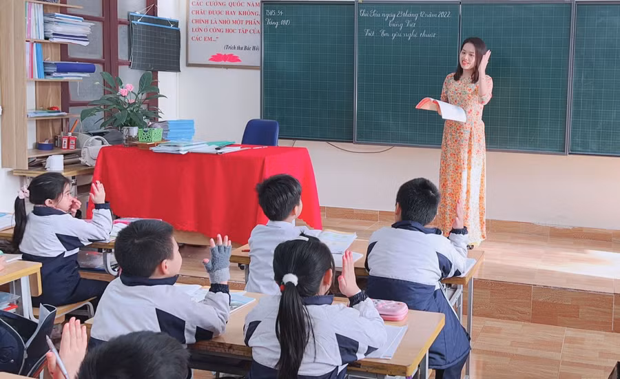 Cô Linh trong giờ dạy tại Trường Tiểu học Nguyễn Văn Trỗi. 