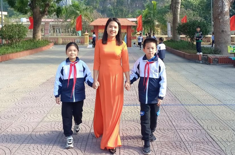 Cô Linh cùng học trò. Cô Linh cùng học trò.