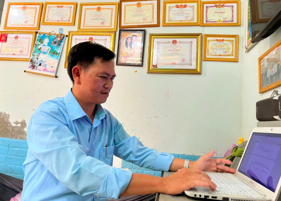 Thầy Lê Văn Chạy chuẩn bị bài dạy tại nhà công vụ. Thầy Lê Văn Chạy chuẩn bị bài dạy tại nhà công vụ.