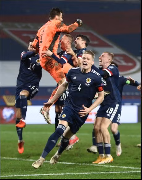 Thủ môn David Marshall hóa người hùng khi giúp Scotland lần đầu tiên sau 22 năm được góp mặt ở sân chơi lớn.