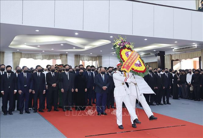 Đoàn đại biểu Ban Chấp hành Trung ương Đảng Cộng sản Việt Nam do đồng chí Nguyễn Xuân Phúc, Uỷ viên Bộ Chính trị, Thủ tướng Chính phủ dẫn đầu viếng đồng chí Trương Vĩnh Trọng. Ảnh: Thống Nhất/TTXVN