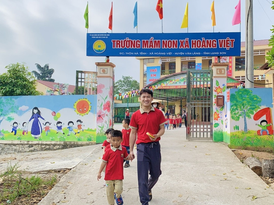 Thầy Nguyễn Thanh Bách - Trường Mầm non xã Hoàng Việt (Văn Lãng, Lạng Sơn). Ảnh: Facebook nhân vật Thầy Nguyễn Thanh Bách - Trường Mầm non xã Hoàng Việt (Văn Lãng, Lạng Sơn). Ảnh: Facebook nhân vật