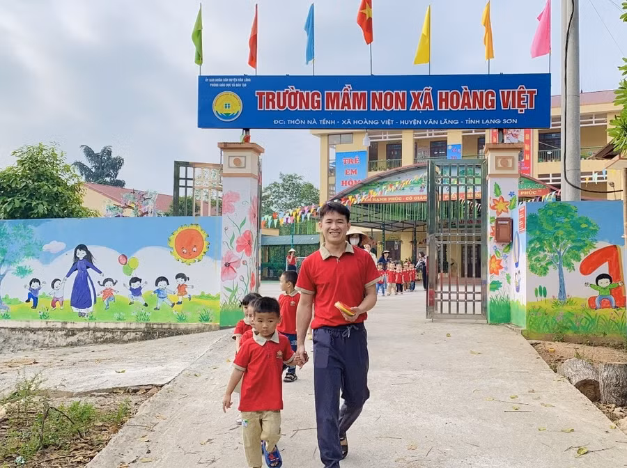 Thầy Nguyễn Thanh Bách - Trường Mầm non xã Hoàng Việt (Văn Lãng, Lạng Sơn). Ảnh: Facebook nhân vật
