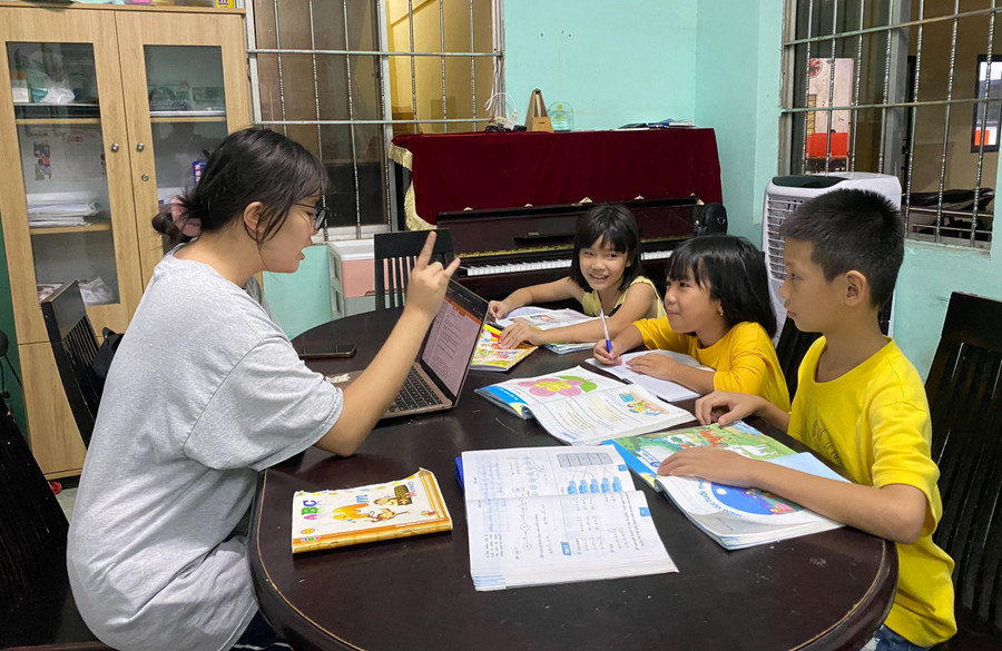 Những gia sư tuổi teen của trẻ bất hạnh