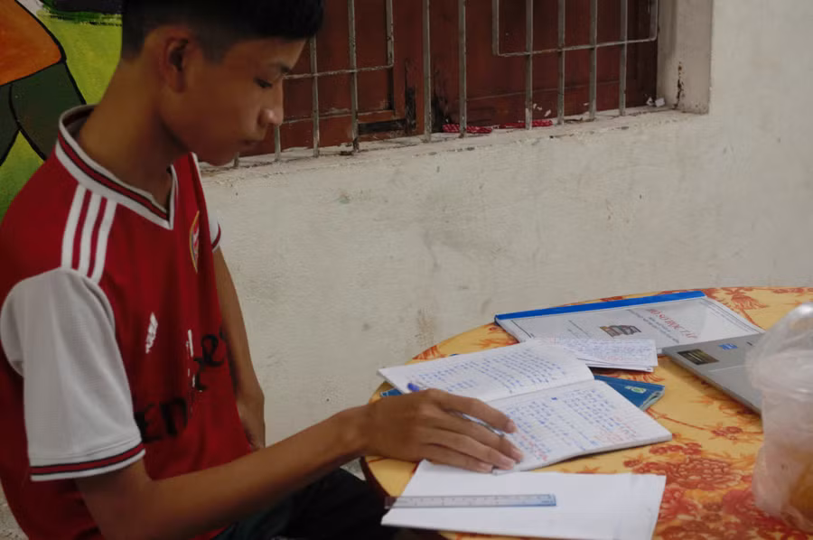 Học sinh Trung tâm Bảo trợ trẻ em đường phố miệt mài ôn tập.