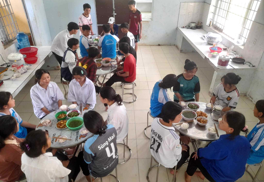 Học sinh bán trú với bữa cơm chiều do thầy cô hỗ trợ.
