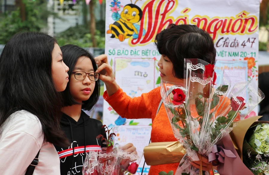 Tình cảm thầy trò là điều luôn được bao lớp học sinh trân trọng. Ảnh minh họa: INT