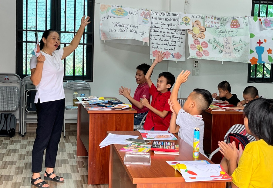 Cô giáo Hoàng Thị Vỵ với lớp dạy học miễn phí cho các trẻ em khuyết tật tại xã Bảo Ái (Yên Bình, Yên Bái). Ảnh minh họa: INT