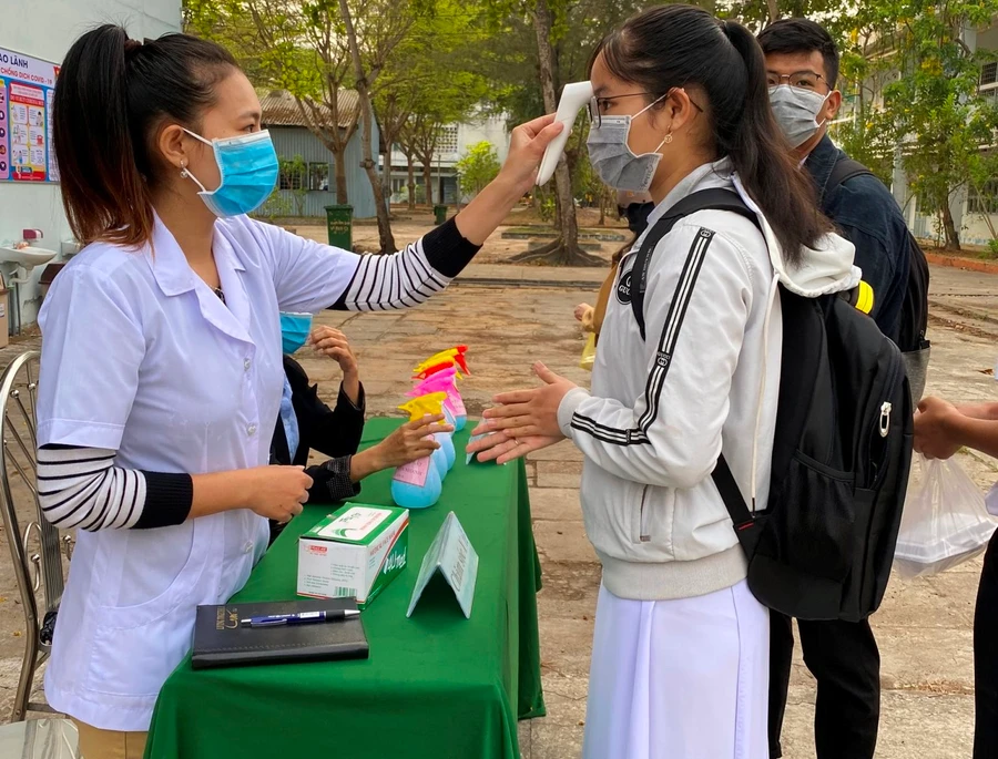 Học sinh, học viên, sinh viên tỉnh Đồng Tháp trở lại trường vào ngày 22/2.