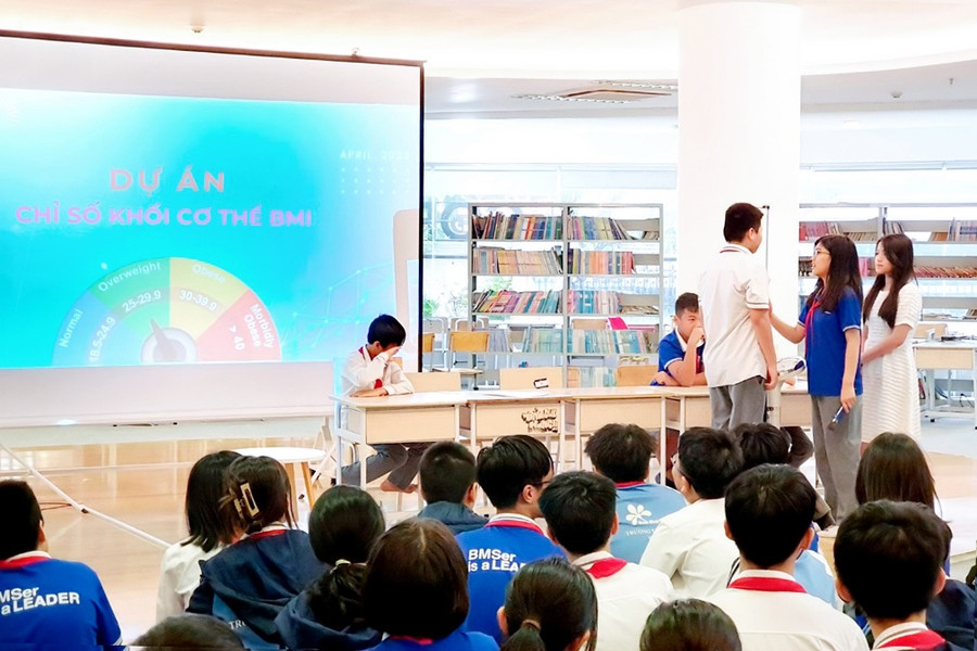 Các học sinh thực hành đo chỉ số BMI và báo cáo sản phẩm cấp Trường.