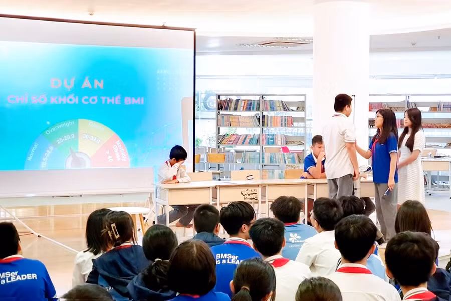 Các học sinh thực hành đo chỉ số BMI và báo cáo sản phẩm cấp Trường.