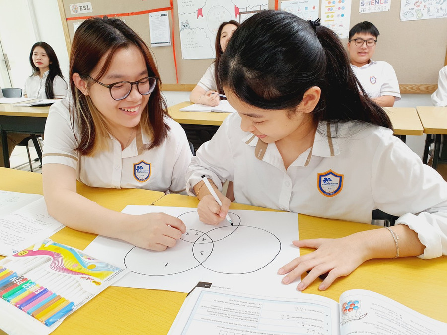 Học sinh Trường THPT Ban Mai, Hà Đông, Hà Nội trong giờ học. Học sinh Trường THPT Ban Mai, Hà Đông, Hà Nội trong giờ học.