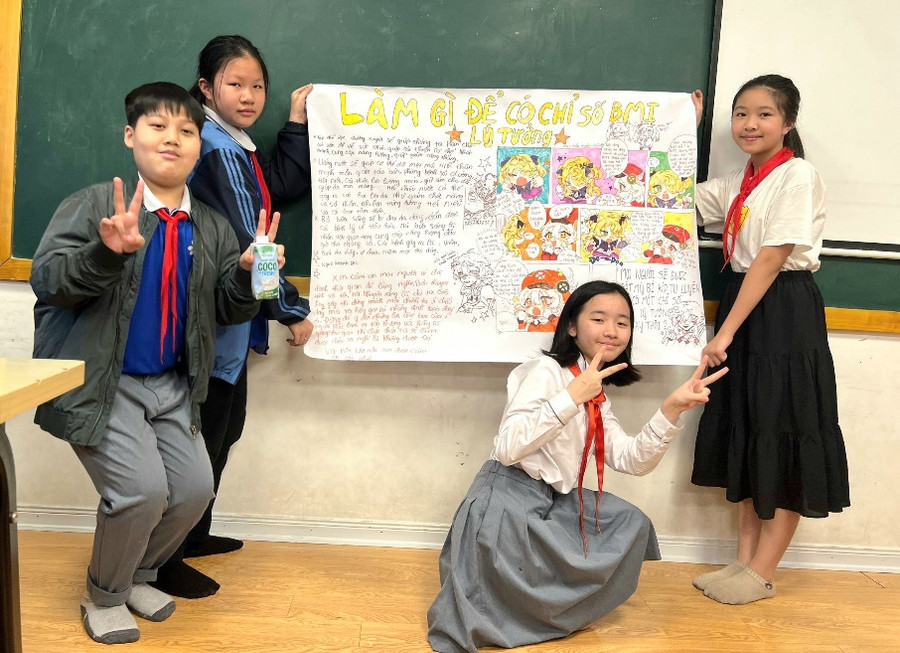 Nhóm học sinh báo cáo sản phẩm cấp lớp.