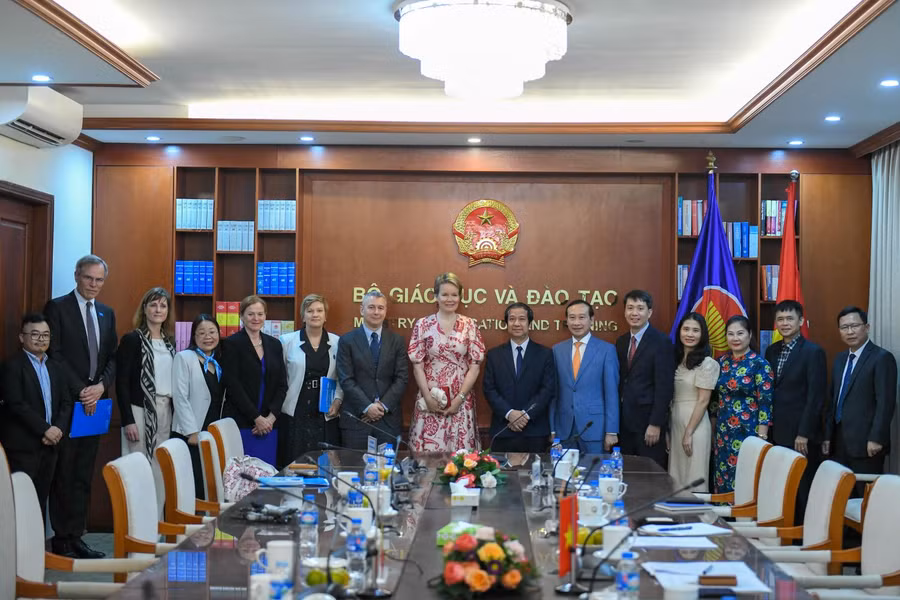 Chụp ảnh lưu niệm nhân dịp Hoàng hậu Mathilde thăm, làm việc với Bộ GD&ĐT.