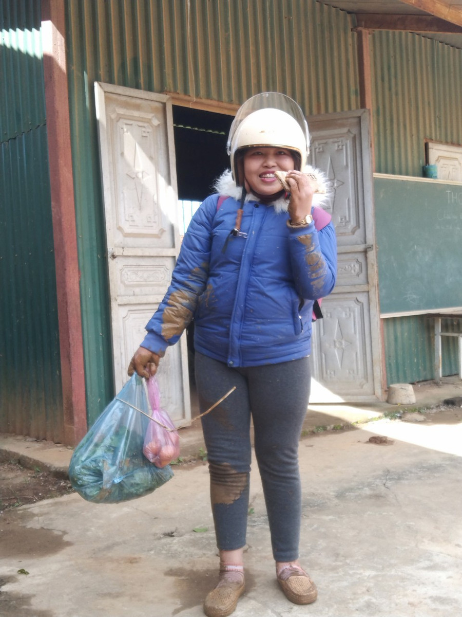 Cô giáo Nguyễn Thị Như Thảo sau khi vượt quãng đường 20km từ khu trung tâm Trường Phổ thông DTBT Tiểu học xã Hang Chú đến khu Suối Lềnh. Cô giáo Nguyễn Thị Như Thảo sau khi vượt quãng đường 20km từ khu trung tâm Trường Phổ thông DTBT Tiểu học xã Hang Chú đến khu Suối Lềnh.