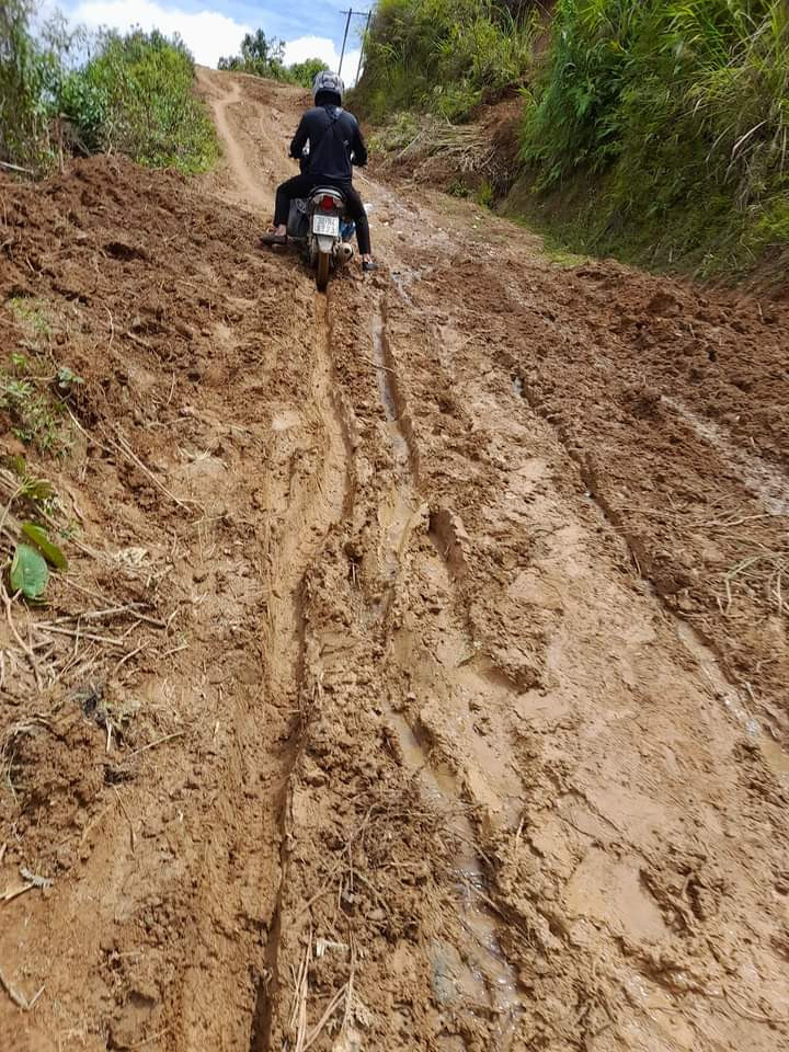 Con đường đến trường đầy bùn đất tay lái yếu không đi nổi. Con đường đến trường đầy bùn đất tay lái yếu không đi nổi.