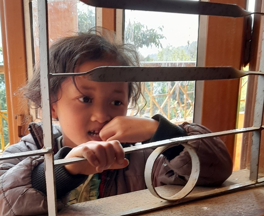 Học sinh lớp 1, 2 đứng ở cửa lớp xem cô dạy thế nào, xem tiếng Anh là gì. Học sinh lớp 1, 2 đứng ở cửa lớp xem cô dạy thế nào, xem tiếng Anh là gì.