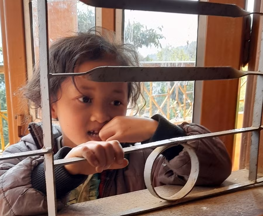 Học sinh lớp 1, 2 đứng ở cửa lớp xem cô dạy thế nào, xem tiếng Anh là gì.