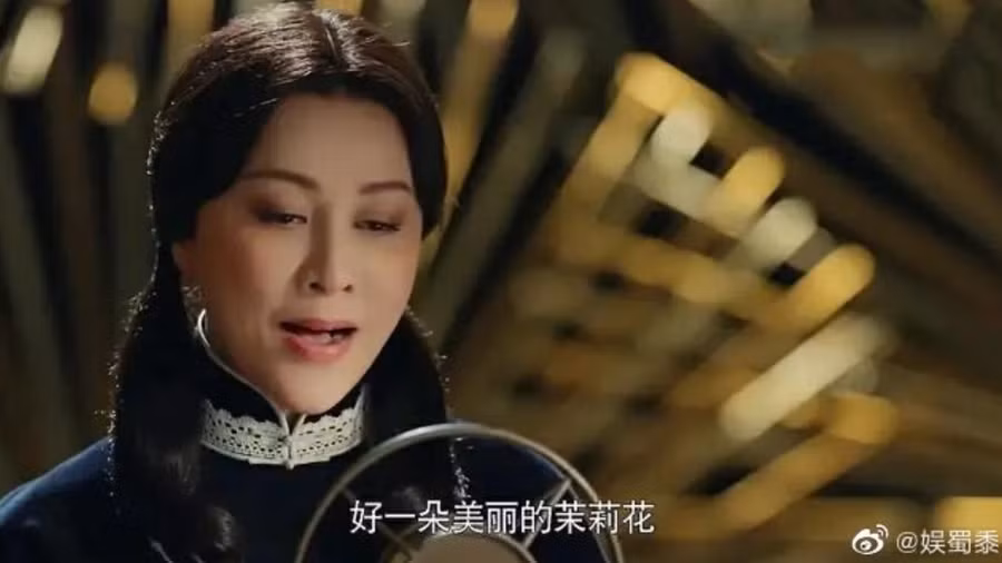 Người hâm mộ cho rằng, Lưu Gia Linh "giả vờ trẻ" nhưng không thành.