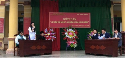Học sinh cùng các thầy cô trao đổi về chủ đề bạo lực học đường Học sinh cùng các thầy cô trao đổi về chủ đề bạo lực học đường