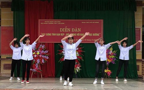 Học sinh đoàn kết, cùng xây dựng các tiết mục văn nghệ tập thể Học sinh đoàn kết, cùng xây dựng các tiết mục văn nghệ tập thể