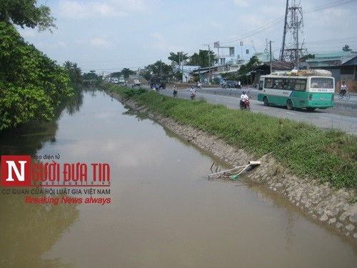 Trung tá Công an lái xe lọt sông Trung tá Công an lái xe lọt sông